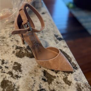 7.5 Calvin Klein Hilda Pumps